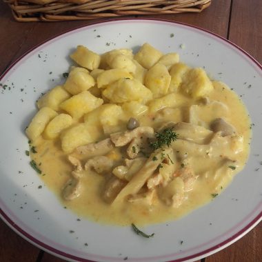 HLIVOVO-SYROVY PAPRIKÁŠ S KURACINKOU A DOMÁCIMI ŇOKAMI