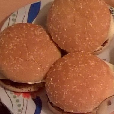 Domáce hamburgery so syrovým dresingom