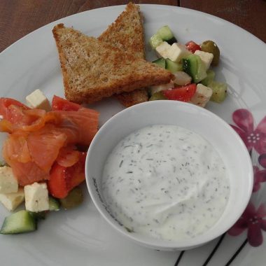 ŠALÁTIK SO SYROM, ÚDENÝM LOSOSOM, KOPROVÝM DRESINGOM A OPEČENÝMI TOASTAMI