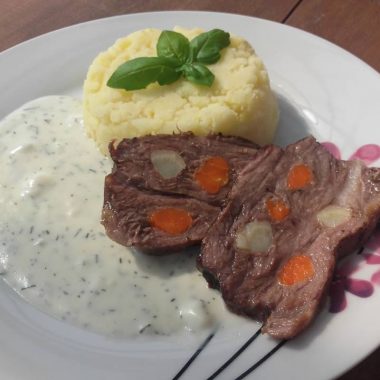 Krkovička prešpikovaná koreňovou zeleninou a cesnakom pečená na rozmaríne