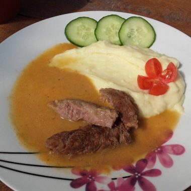 Dusená hovädzinka na koreňovej zelenine so zemiakovo-zelerovým pyré