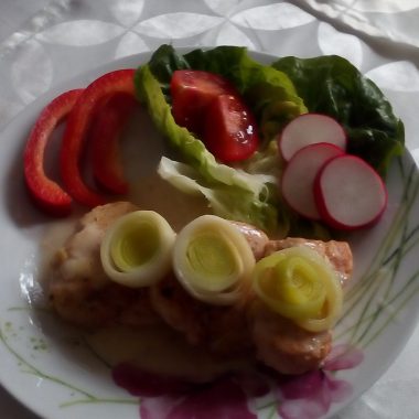 Kuracie steaky s pórom a Karičkovou omáčkou