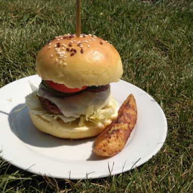 Hamburger s domácou žemľou a so syrovo bylinkovou omáčkou