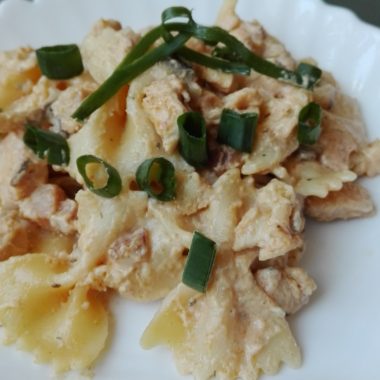 Cestovinky Farfalle s kuracím mäsom na šampiňónoch a slaninke