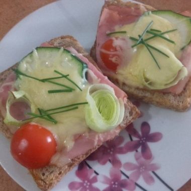 Zapečené toasty so šunkou, zeleninkou a syrom Karička