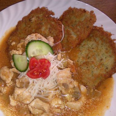 Zemiakovo-syrové placky s kuracím soté