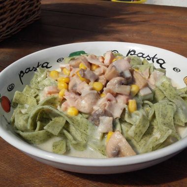 ŠPENÁTOVÉ TAGLIETELLE NA SYROVO-SMOTANOVEJ OMÁČKE SO ŠUNKOU, SLANINKOU, KUKURICOU A ŠAMPIŇ
