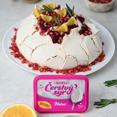 Pavlova torta s likérovým krémom a brusnicami