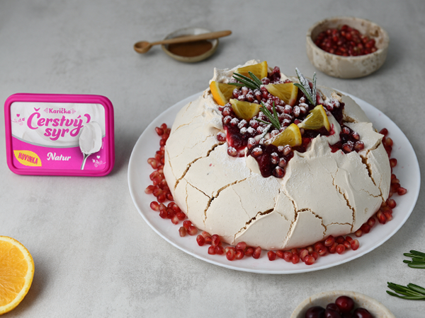 Pavlova torta s likérovým krémom a brusnicami